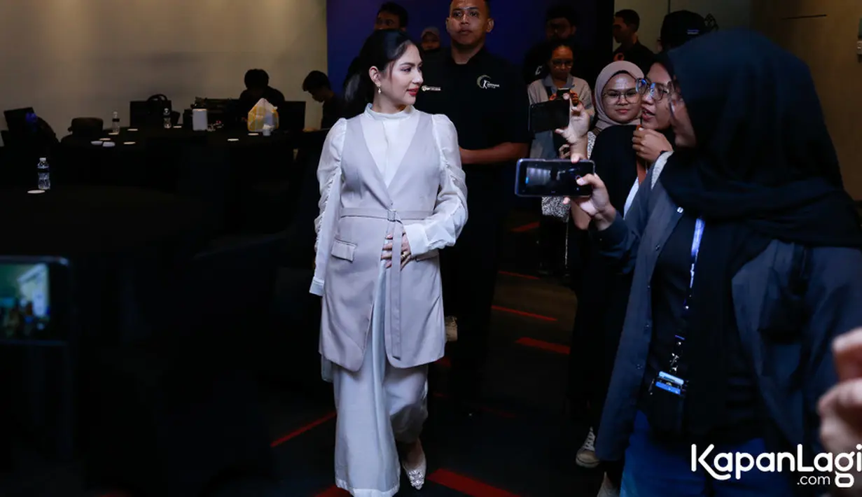 "Hot pot, shabu-shabu, tiap minggu harus makan itu," kata Jessica Mila. "Iya justru aku yang ngidam," tutur Yakup menimpali. [Foto: KapanLagi.com/Bayu Herdianto]