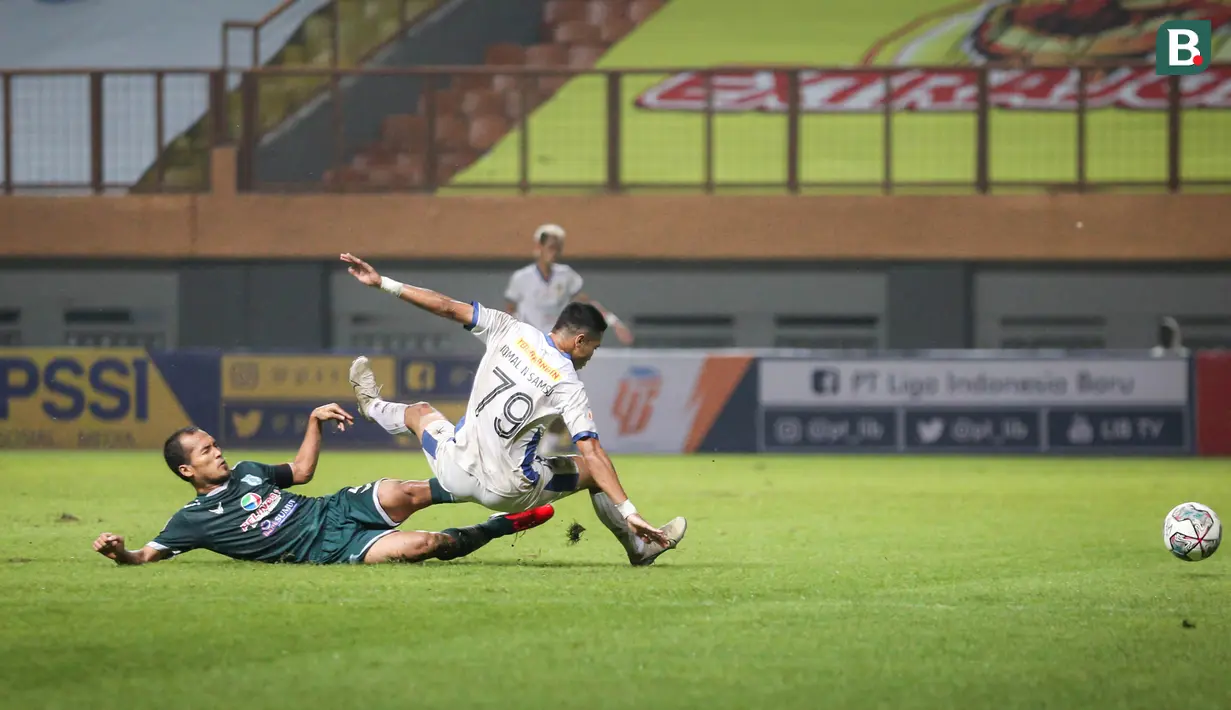 Pemain PSMS Medan, Syaiful Ramadhan (kiri) melakukan tekel kepada pemain PSIM Yogyakarta, Iqmal Nur Samsu saat laga 8 besar Grup Y Liga 2 2021 di Stadion Wibawa Mukti, Cikarang, Senin (20/12/2021). (Bola.com/Bagaskara Lazuardi)