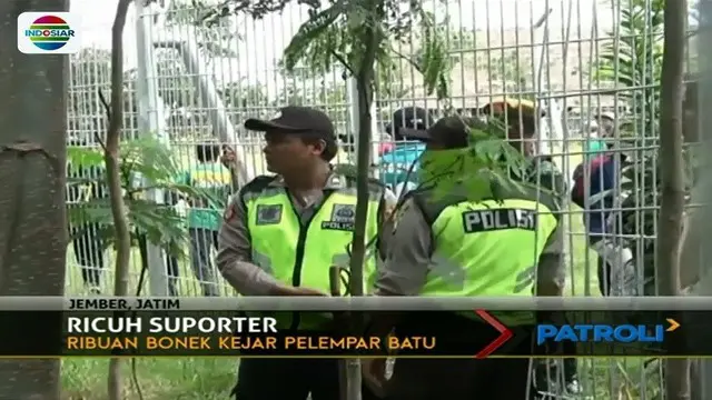 Dipicu aksi pelemparan batu, suporter bola ricuh di Jember, Jawa Timur. Akibatnya, pagar stadion jebol karena dirusak massa.