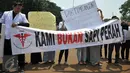 Puluhan dokter dari Pergerakan Dokter Muda Indonesia (PDMI) melakukan unjuk rasa di depan Istana Merdeka, Jakarta, Senin (7/9). Mereka  memprotes penyelenggaraan ujian kompetensi di berbagai universitas yang ada di Indonesia. (Liputan6.com/Gempur M Surya)
