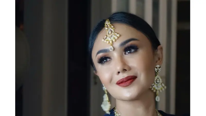 6 Gaya Yuni Shara Saat Hadiri Pesta Diwali, Cantik Pakai Sari