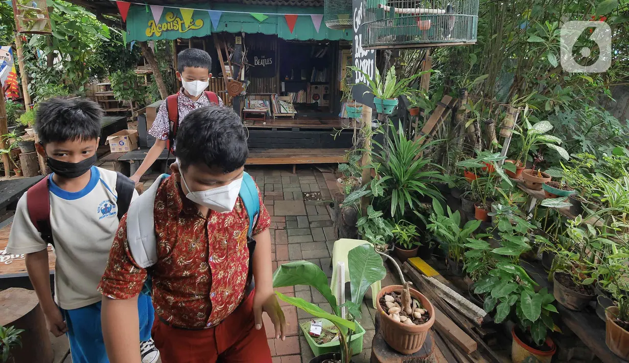 Anak-anak mengunjungi pustaka mini Bale Buku, Kramat Jati, Jakarta Timur, Kamis (20/01/2022). Bale buku yang diresmikan pada Sabtu (15/1) dibangun dari barang-barang bekas tersebut untuk memberi ruang bagi anak-anak serta warga agar gemar membaca. (Liputan6.com/Herman Zakharia)