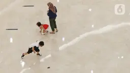 Anak-anak bermain di pusat perbelanjaan Senayan city, Jakarta, Rabu (22/9/2021). Pemerintah mulai mengizinkan anak usia kurang dari 12 tahun memasuki pusat perbelanjaan dengan pengawasan orang tua di lima kota yaitu Jakarta, Bandung, Semarang, Yogyakarta dan Surabaya. (Liputan6.com/Herman Zakharia)