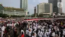 Sejumlah peserta membentangkan Bendera Merah Putih di kawasan Thamrin, Jakarta, Minggu (28/8/2022). Sebanyak 50.000 orang membentangkan bendera merah putih sepanjang 1.700 meter dari kawasan Monas hingga Bundaran Hotel Indonesia dalam rangka memperingati HUT ke-77 Kemerdekaan Republik Indonesia bertemakan 'Pulih Lebih Cepat, Bangkit Lebih Kuat. (Liputan6.com/Johan Tallo)