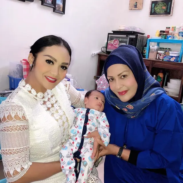 6 Potret Terbaru Mantan Istri Raul Lemos, Sudah Punya Cucu