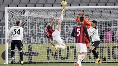 Penyerang AC Milan, Zlatan Ibrahimovic melakukan tendangan salto saat bertanding melawan Spezia pada pertandingan lanjutan Liga Serie A Italia di stadion Alberto Picco di La Spezia, Italia, Minggu (14/2/2021). Spezia menang atas AC Milan 2-0. (Tano Pecoraro / LaPresse via AP)