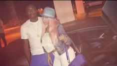 Penyanyi sekaligus rapper Nicki Minaj telah resmi bertunangan dengan Meek Mill seorang penyanyi hip hop.Mill pun memperlihatkan foto cincin tunangan yang dikenakan Minaj di akun twitter-nya.Cincin tunangan Minaj adalah cincin berlian yang berbentuk h...