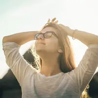 Momen kesendirian memungkinkan seorang introvert mengisi energinya. (Foto: Unsplash/Radu Florin)
