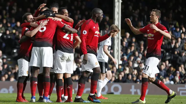 Para pemain Manchester United merayakan gol yang dicetak Paul Pogba ke gawang Fulham. (AFP/Ian Kington)