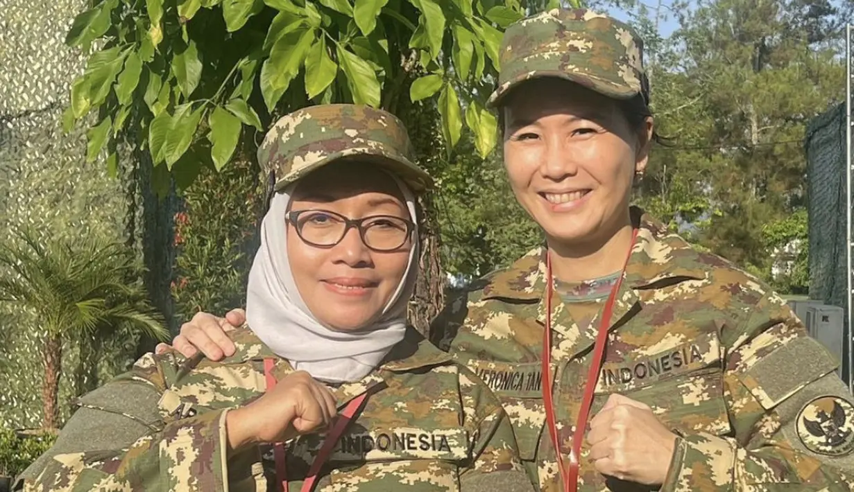 <p>Begitu juga dengan Veronica Tan yang terlihat bersemangat mengenakan atribut militer. Tampak lanyard melengkapi gayanya. [Foto: Instagram/ Veronica Tan]</p>
