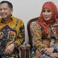 Calon Kapolri Komjen Pol Tito Karnavian didampingi istrinya, Tri Suswati (kanan) saat menerima kunjungan Komisi III DPR di kediamannya di Pasar Minggu, Jakarta, Rabu (22/6). (Liputan6.com/Johan Tallo)