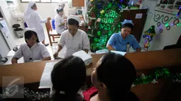 Salah satu sudut ruang pelayanan pasien RS Panti Nugroho dipasang sejumlah dekorasi Natal, Sleman, Rabu (23/12). Menyambut Natal, RS tersebut memajang pohon natal yang dirangkai dari ratusan limbah medis. (Boy Harjanto)