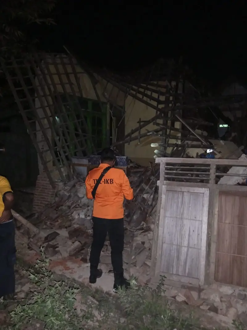 Rumah ambruk karena lapuk di Cilongok, Banyumas, Jawa Tengah. (Foto: Liputan6.com/TRC Cilongok)