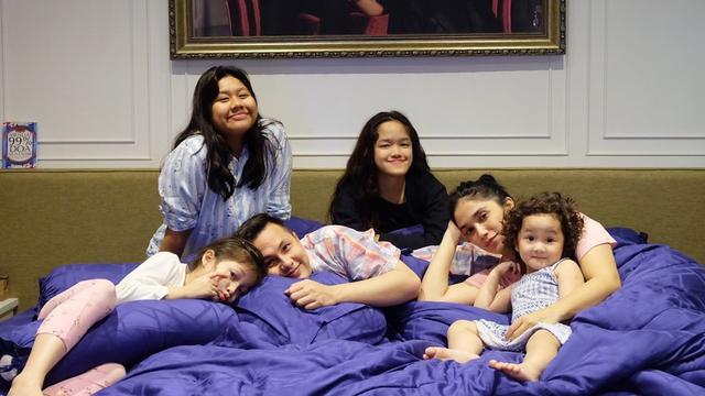 6 Momen Andhika Pratama Dan Ussy Sulistiawaty Ungkap Gender Anak Kelima Hot Liputan6 Com