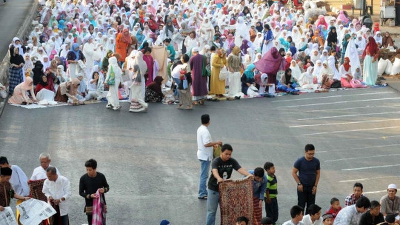 Warga Ibu Kota laksanakan salat Idul Adha di Jalan Salemba