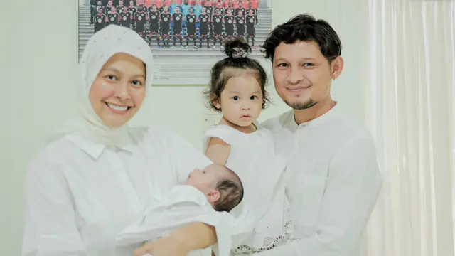 Syamsir Alam dan Bunga Jelitha melaksanakan akikah secara sederhana.