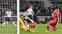 Bek Timnas Jerman Matthias Ginter (tengah) merobek gawang Belarus pada laga Grup C kualifikasi Piala Eropa 2020 di Borussia-Park, Sabtu (16/11/2019) atau Minggu dini hari WIB. (AP Photo/Martin Meissner)