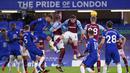 CHELSEA MULAI BANGKIT DARI KEKALAHAN: Bek Chelsea, Thiago Silva, menyundul bola ke gawang West Ham (22/12/2020). Kemenangan atas West Ham United menjadi kebangkitan Chelsea usai kalah pada dua laga terakhir di Liga Inggris. (AFP/John Walton/pool)