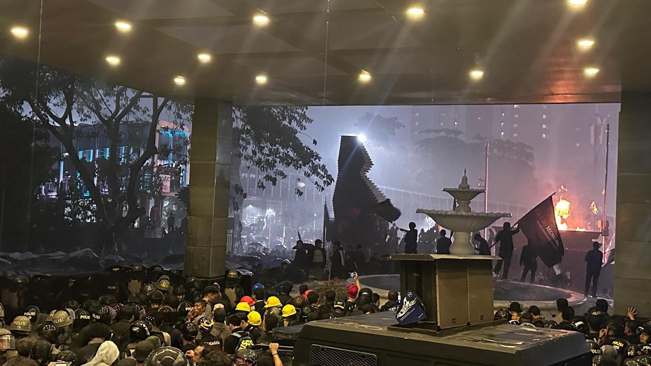 Hujan Tak Hentikan Aksi Protes Meninggalnya Affan Kurniawan di Depan Polda Metro