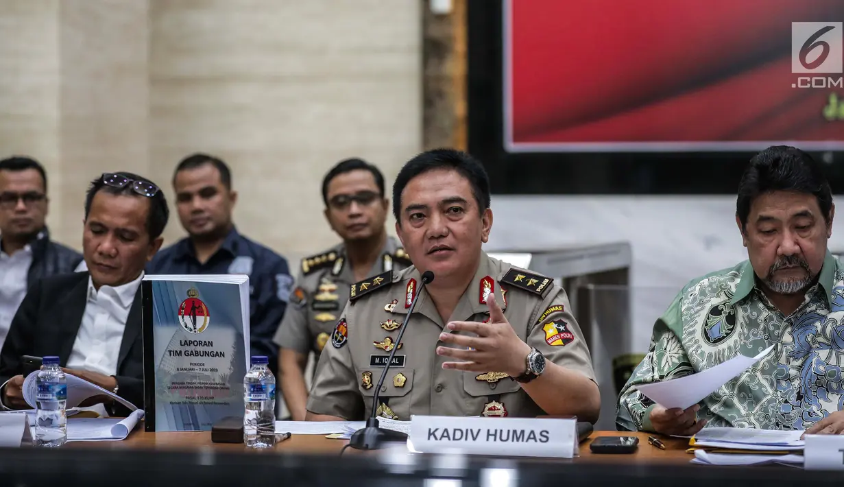 Kadiv Humas Mabes Polri Irjen M Iqbal (tengah) memberi keterangan terkait perkembangan kasus Novel Baswedan di Mabes Polri, Jakarta, Rabu (17/7/2019). TGPF menduga kuat teror air keras kepada penyidik senior KPK tersebut dipicu oleh kasus-kasus yang sebelumnya ditangani. (Liputan6.com/Faizal Fanani)