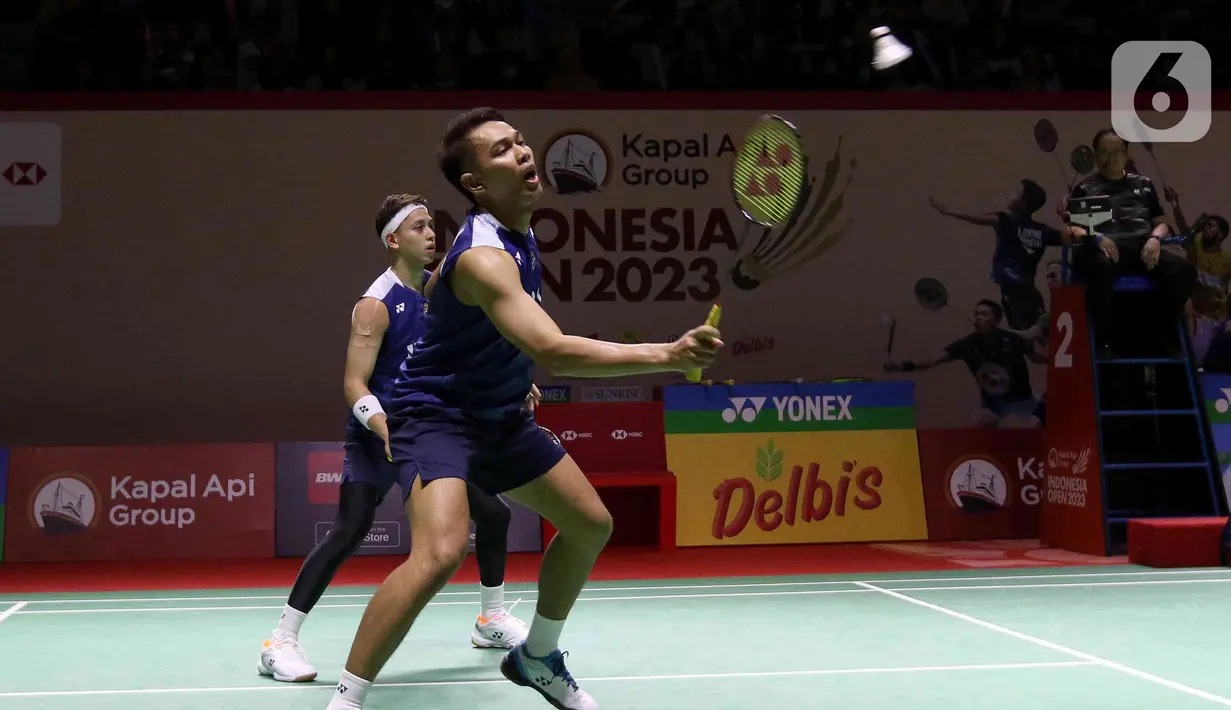 Usai menutup interval unggul 11-7, Fajar/Rian melenggang tanpa kesulitan berarti. Gim pertama dituntaskan 21-15.  (Liputan6.com/Herman Zakharia)