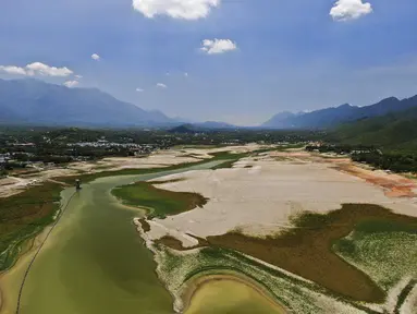 Pemandangan Waduk Boca yang memasok air ke kota utara Monterrey hampir kering karena bagian utara Meksiko dilanda kekeringan hebat, di Santiago, Meksiko (9/7/2022). Pemerintah setempat mulai membatasi pasokan air di bulan Maret, sebagai kombinasi dari kekeringan hebat. (AP Photo/Fernando Llano)