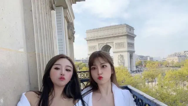 Influencer Taiwan cuma pakai bra di Museum Louvre Paris