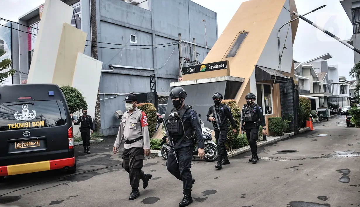 Tim Gegana dikerahkan saat penggerebekan rumah toko milik terduga teroris di kawasan Condet, Jakarta Timur, Senin (29/3/2021). Dalam penggerebekan tersebut, Tim Gegana mengamankan seorang pria dan wanita yang merupakan pemilik rumah. (merdeka.com/Iqbal S Nugroho)