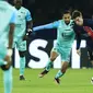 Gelandang Paris Saint-Germain (PSG) Manuel Ugarte berebut bola dengan penyerang Montpellier Musa Al-Taamari pada laga Ligue 1 2023/2024 pekan 11 di Parc des Princes, Sabtu (4/11/2023) dini hari WIB. (AP Photo/Aurelien Morissard)