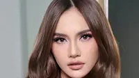 Mahalini Raharja tampil bak Barbie dengan gaya makeup yang berbeda (@dhirmannputra)