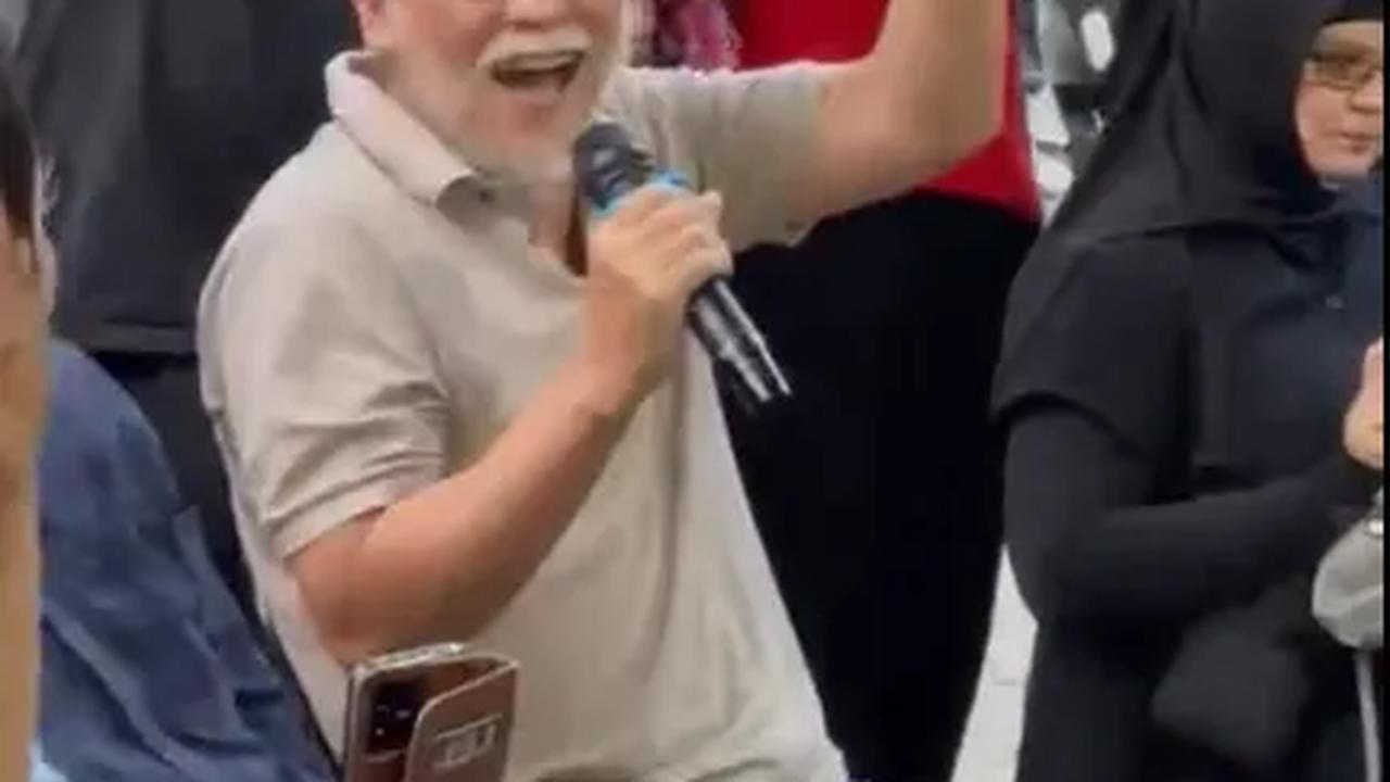 Iwan Fals Kondangan Sunatan di Depok, Suasananya Langsung Berubah jadi Konser Lagu 'Kemesraan
