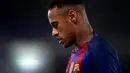 Ekspresi striker Barcelona, Neymar, setelah gagal mengalahkan Real Sociedad pada pekan ke-13 La Liga Spanyol di Estadio Municipal de Anoeta, Minggu (27/11/2016). (Reuters/Vincent West)