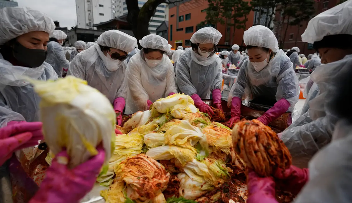 Umat ​​Buddha membuat kimchi, makanan pokok Korea, di Kuil Jogye, Seoul, Korea Selatan, Rabu (29/11/2023). Mereka akan menyumbangkan sekitar 3.000 paket kimchi kepada tetangga yang membutuhkan sebagai persiapan menghadapi musim dingin. (AP Photo/Lee Jin-man)