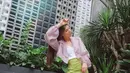Outfit warna ungu muda juga cocok dipadukan dengan warna hijau. Pilih warna lime green seperti look Mikaila Patritz ini. (Instagram/mikailapatritz).