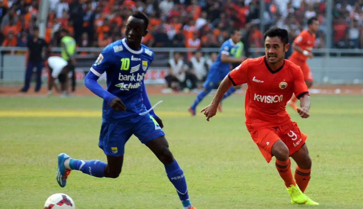 Makan Konate (Persib Bandung - kiri) mendapat kawalan ketat dari Ponaryo Astaman (Persija Jakarta) saat berlaga di Stadion GBK, (10/8/2014). (Liputan6.com/Helmi Fithriansyah)