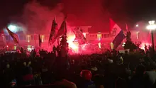 Aremania berkumpul di depan Balaikota Malang, Selasa (11/8/2020) dini hari WIB, dalam rangka corteo hari jadi Arema FC yang ke-33. (Bola.com/Iwan Setiawan)