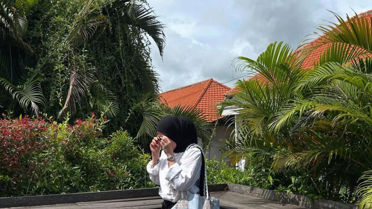 Pesona Melly Goeslaw di Usia 51 Tahun, Netizen Terpukau dengan Gaya Modisnya
