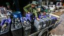 Warga menggunakan air bersih untuk mencuci piring, mandi, dan memasak. (Liputan6.com/Faizal Fanani)
