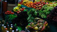 Ilustrasi buah dan sayur. (Photo by Vincent Dörig on Unsplash)
