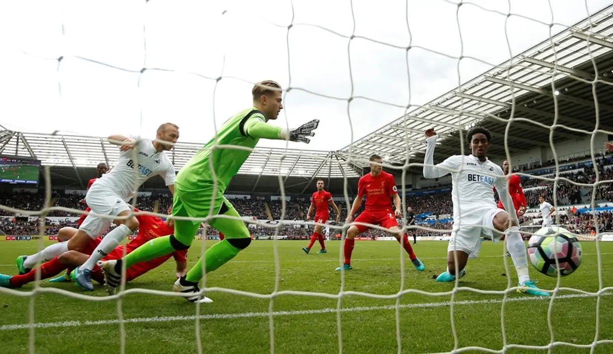 Pemain Swansea City, Leroy Fer, mencetak gol ke gawang Liverpool dalam laga Premier League, di Liberty Stadium, Sabtu (1/10/2016). (Action Images via Reuters/John Sibley)