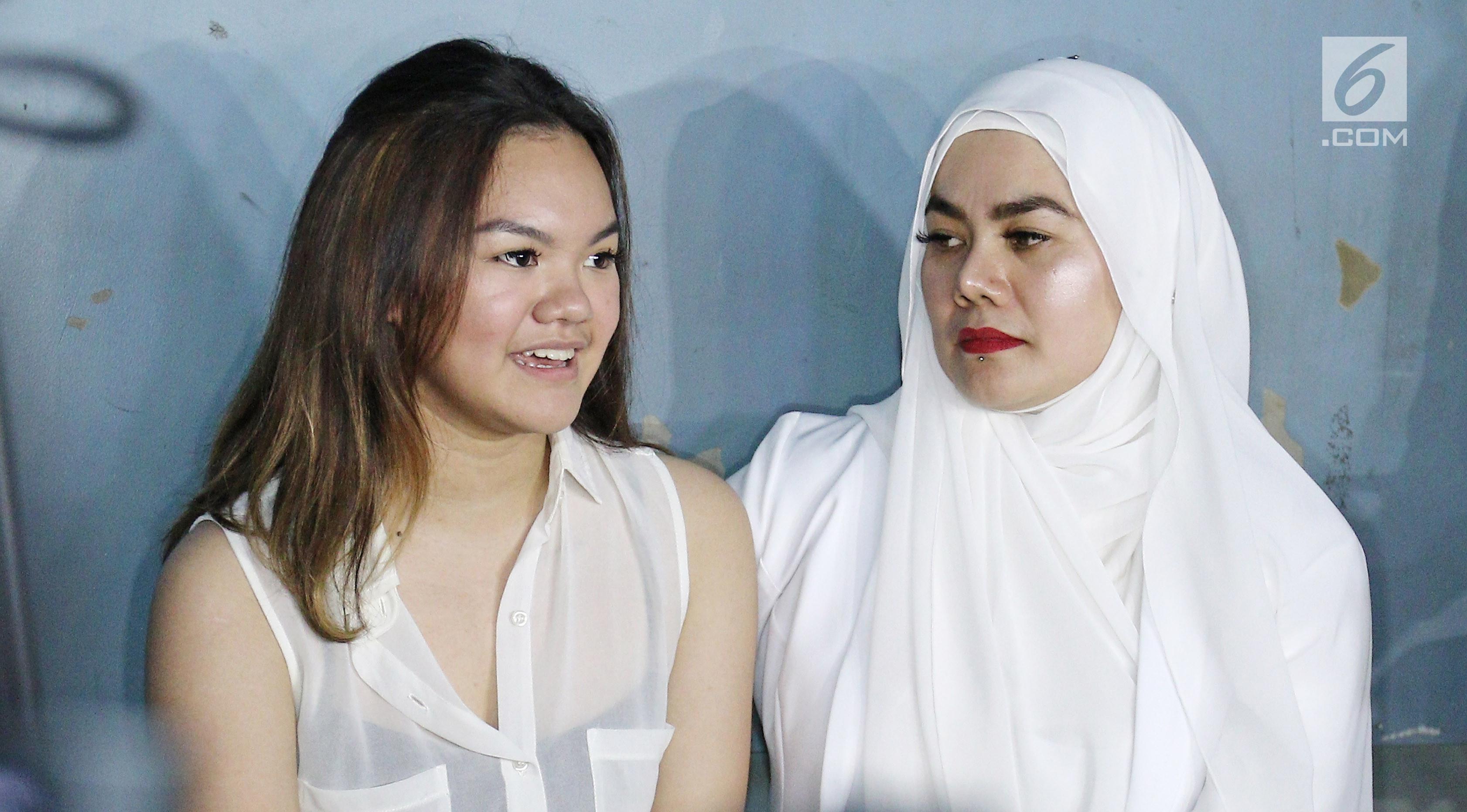 Sarita Abdul Mukti (kanan) dan Shafa Harris memberi keterangan kepada awak media usai mengisi acara di kawasan Kapt. Tendean, Jakarta, Senin (20/11). Dalam video tersebut, terlihat Shafa mendorong artis Jennifer Dunn. (Liputan6.com/Herman Zakharia)