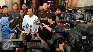 Jaksa Agung, M Prasetyo saat ditanya wartawan terkait lima calon dari pihak Kejaksaan Agung yang akan mengikuti seleksi calon komisioner KPK di Gedung Kejasaan Agung RI, Jakarta, Selasa (23/6/2015). (Liputan6.com/Yoppy Renato)