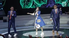 Aksi panggung Via Vallen (tengah) saat launching Kompetisi Gojek Traveloka Liga 1 2018 di Studio 5 Indosiar, Jakarta, Senin (19/3). Via Vallen menyanyikan tiga lagu, di antaranya 'Sayang'. (Liputan6.com/Faizal Fanani)