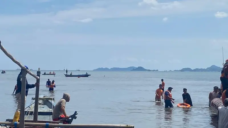Tim SAR gabungan saat mencari korban di laut Bandar Lampung. Foto (Istimewa)
