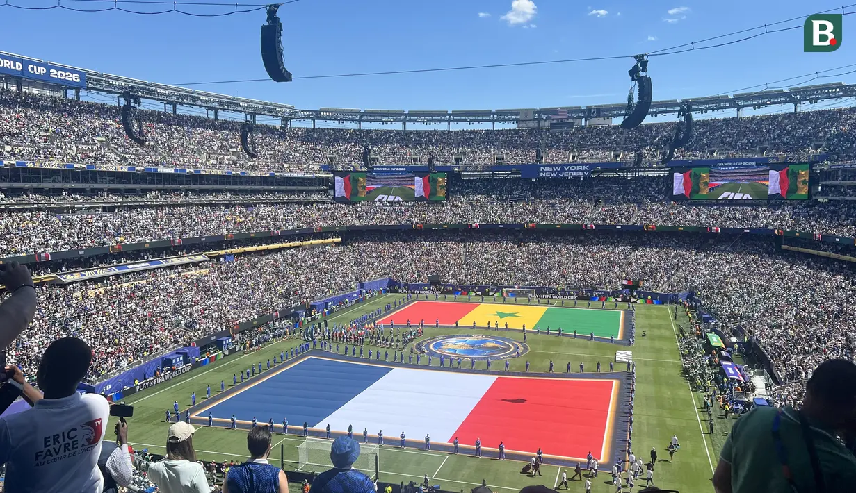 Ribuan suporter memenuhi tribun MetLife Stadium di East Rutherford, New Jersey, Amerika Serikat, menjelang laga fase grup Piala Dunia 2026 antara Timnas Prancis dan Senegal. Upacara pembukaan diawali dengan pembentangan bendera raksasa kedua negara di tengah lapangan. MetLife Stadium yang menjadi lokasi pertandingan ini juga dipercaya sebagai venue partai final Piala Dunia 2026. (KLY Sports/Hery Kurniawan)
