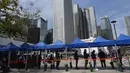 <p>Warga antre tes virus corona di pusat pengujian sementara di Hong Kong, 23 Februari 2022. Warga Hong Kong menjadi semakin terganggu dengan desakan pemerintah untuk tetap berpegang pada strategi "nol-COVID" ketika kota itu mencatat rekor jumlah kasus baru lainnya pada hari Rabu. (AP Photo/Vincent Yu)</p>