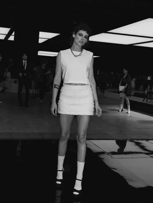 Kristen Stewart tak kalah memesona dibalut encru tweed blouson dengan matching skirt dari koleksi Fall-Winter 2023/24 RTW pre-collection. [Credit: CHANEL].