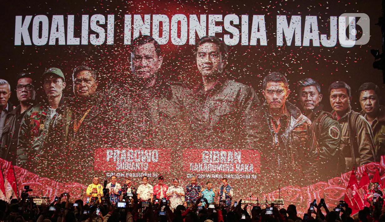 Bakal Calon Presiden dari Koalisi Indonesia Maju (KIM), Prabowo Subianto (keenam kiri) saat menghadiri deklarasi dukungan dari Partai Solidaritas Indonesia (PSI) di Djakarta Theater, Jakarta, Selasa (24/10/2023). (Liputan6.com/Faizal Fanani)