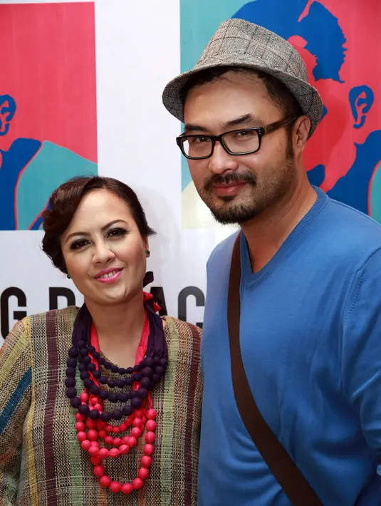 Lagu 'Payung Fantasi' diaransemen sedemikian rupa oleh Surya Saputra dan Cynthia Lamusu. Surya Saputra sendiri menjadi salah satu orang yang berada di balik aransemen tersebut. (Deki Prayoga/Bintang.com)