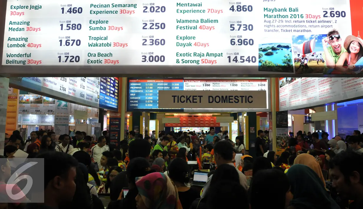 Pengunjung mengantri tiket domestik di Travel Fair 2016, Jakarta (30/4). Travel Fair 2016 diikuti 48 Travel Agent, 12 Hotel & Resort, 4 National Tourism Organization, 23 Theme Park & Travel Equipment dan 24 Industrial Company. (Liputan6.com/Johan Tallo)
